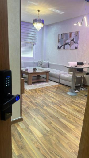 Modern Apartment Pool Service Airport Shuttle Easy Check-In Cozy Beds 7 Min from Marina